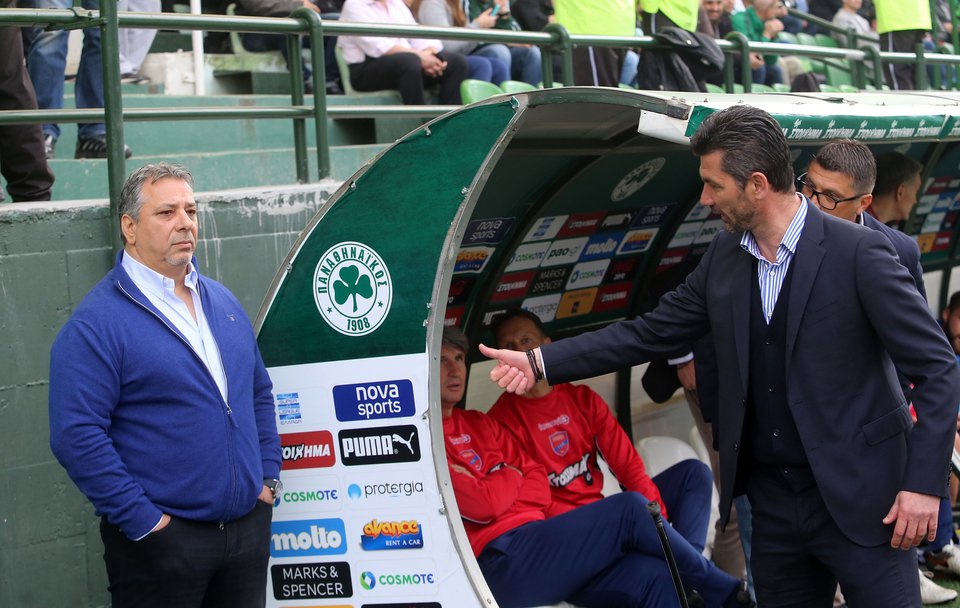 Το «αυστηρό» βλέμμα του Ζαμάνη στον Ουζουνίδη - Αρνήθηκε τη χειραψία [εικόνες] | iefimerida.gr 0