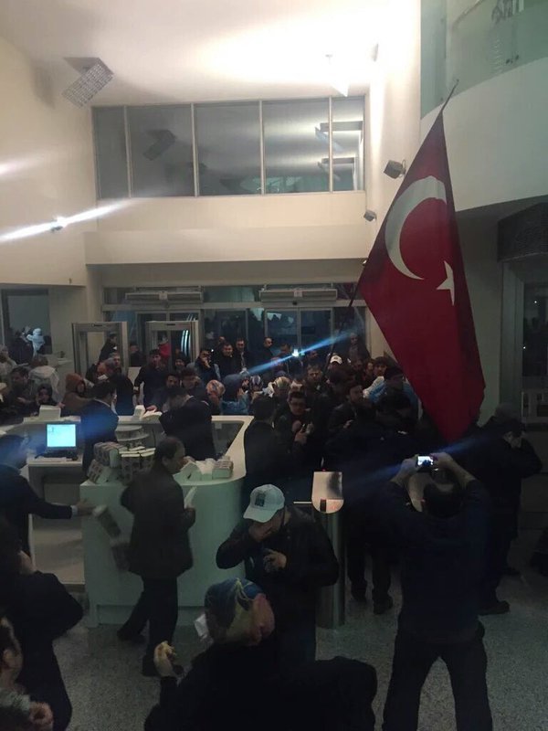 Βίαιη εισβολή της τούρκικης αστυνομίας σε εφημερίδα -Με χρήση δακρυγόνων [εικόνες & βίντεο] | iefimerida.gr 1