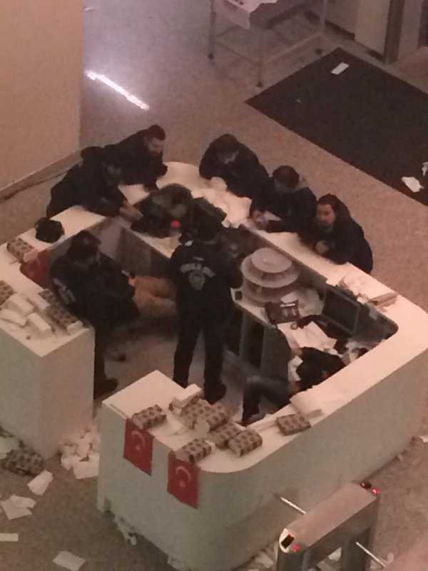 Βίαιη εισβολή της τούρκικης αστυνομίας σε εφημερίδα -Με χρήση δακρυγόνων [εικόνες & βίντεο] | iefimerida.gr 2