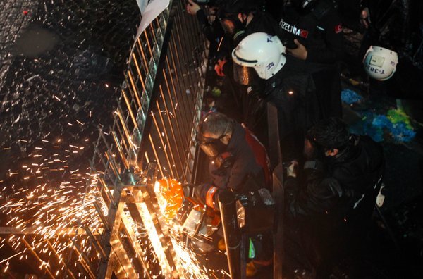 Βίαιη εισβολή της τούρκικης αστυνομίας σε εφημερίδα -Με χρήση δακρυγόνων [εικόνες & βίντεο] | iefimerida.gr 3