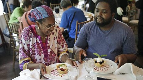 Ζάμπλουτος Κινέζος προσέφερε γεύμα πέντε αστέρων σε αστέγους της Νέας Υόρκης [βίντεο&εικόνες] | iefimerida.gr 1