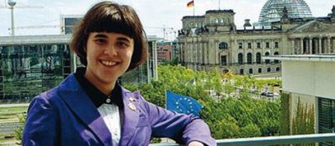 15χρονη ακραία φαν της Μέρκελ: Εχει το ίδιο κούρεμα, φορά τα ίδια σακάκια και αλληλογραφεί με την καγκελάριο [εικόνες] | iefimerida.gr 1