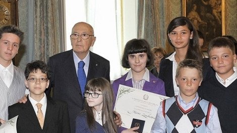 15χρονη ακραία φαν της Μέρκελ: Εχει το ίδιο κούρεμα, φορά τα ίδια σακάκια και αλληλογραφεί με την καγκελάριο [εικόνες] | iefimerida.gr 2