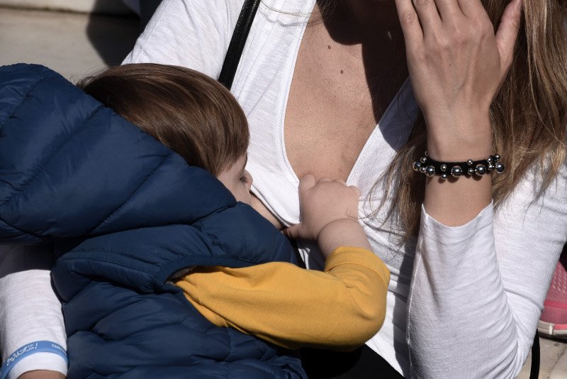 Πάνω από 1.000 μαμάδες θήλασαν τα παιδιά τους στο Ζάππειο [εικόνες] | iefimerida.gr 3
