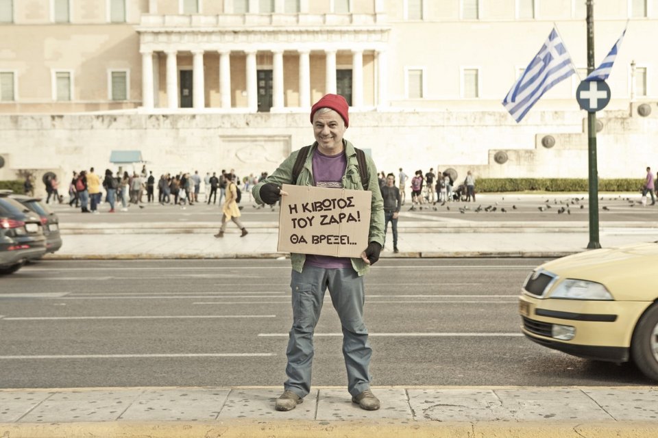 Mε διάθεση πάντα να σατιρίζει την φαιδρή πλευρά της καθημερινότητας, με εγγυημένο κέφι, τρελή διάθεση και ανατρεπτικό χιούμορ, ο Χριστόφορος Ζαραλίκος υπόσχεται ότι δε θα αφήσει τίποτα ασχολίαστο!