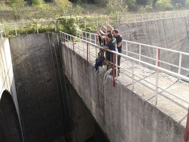 Καρέ καρέ η επιχείρηση της πυροσβεστικής για την διάσωση ζαρκαδιού από κανάλι στο φράγμα του Μόρνου [εικόνες] | iefimerida.gr 1