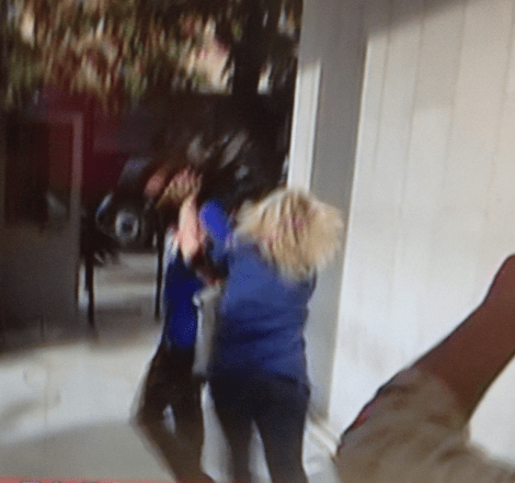 Μαινόμενη η Ζαρούλια επιτέθηκε στο τηλεοπτικό συνεργείο του Mega [βίντεο] | iefimerida.gr 0