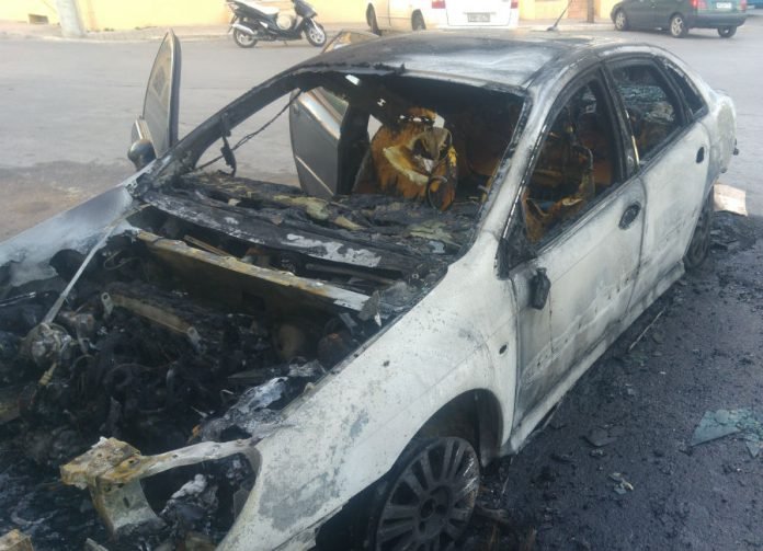 Χανιά: Λαμπάδιασε έξω από ξενοδοχείο αυτοκίνητο του Διπλωματικού Σώματος [εικόνες] | iefimerida.gr 0