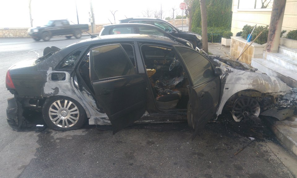 Χανιά: Λαμπάδιασε έξω από ξενοδοχείο αυτοκίνητο του Διπλωματικού Σώματος [εικόνες] | iefimerida.gr 1