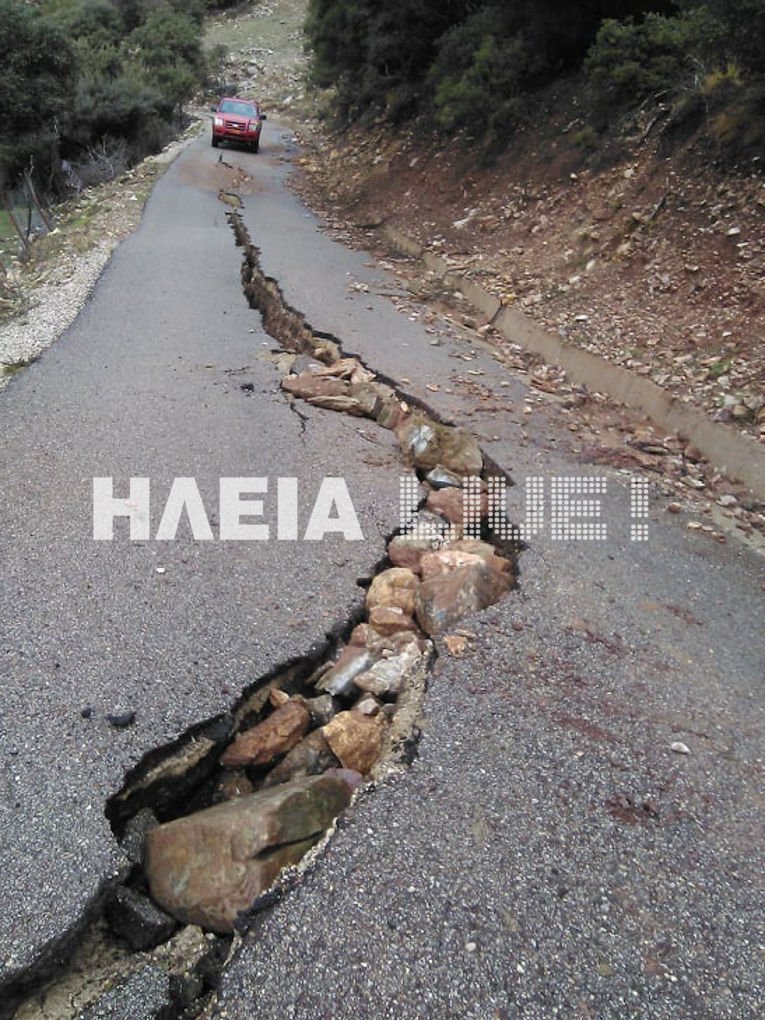 Οι δρόμοι κόπηκαν στα δύο