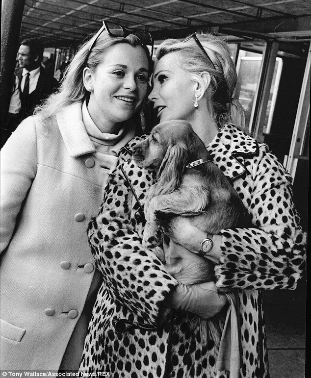 Ζα Ζα Γκαμπόρ -Εννιά γάμοι και μια κηδεία [εικόνες] | iefimerida.gr 2