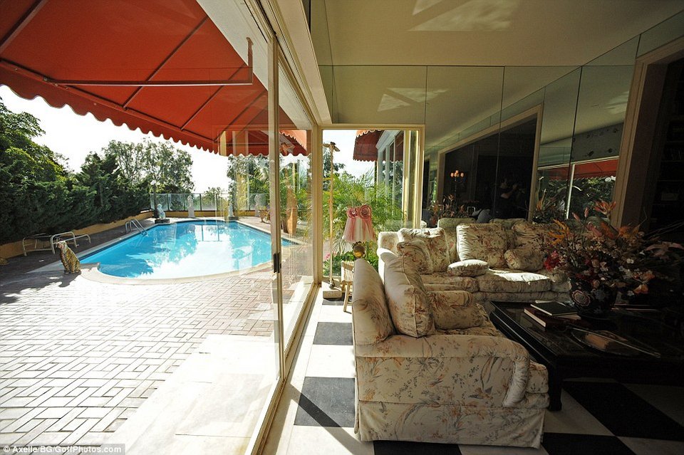 Η Ζα Ζα Γκαμπόρ ζούσε σε ένα πραγματικά χολιγουντιανό σπίτι [εικόνες] | iefimerida.gr 6