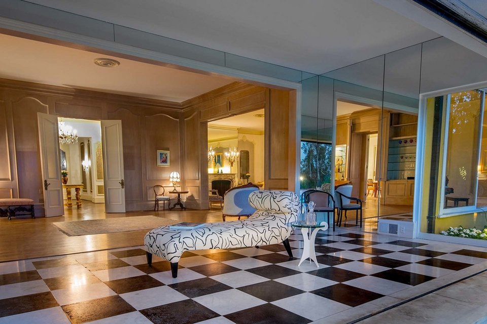 Η Ζα Ζα Γκαμπόρ ζούσε σε ένα πραγματικά χολιγουντιανό σπίτι [εικόνες] | iefimerida.gr 4