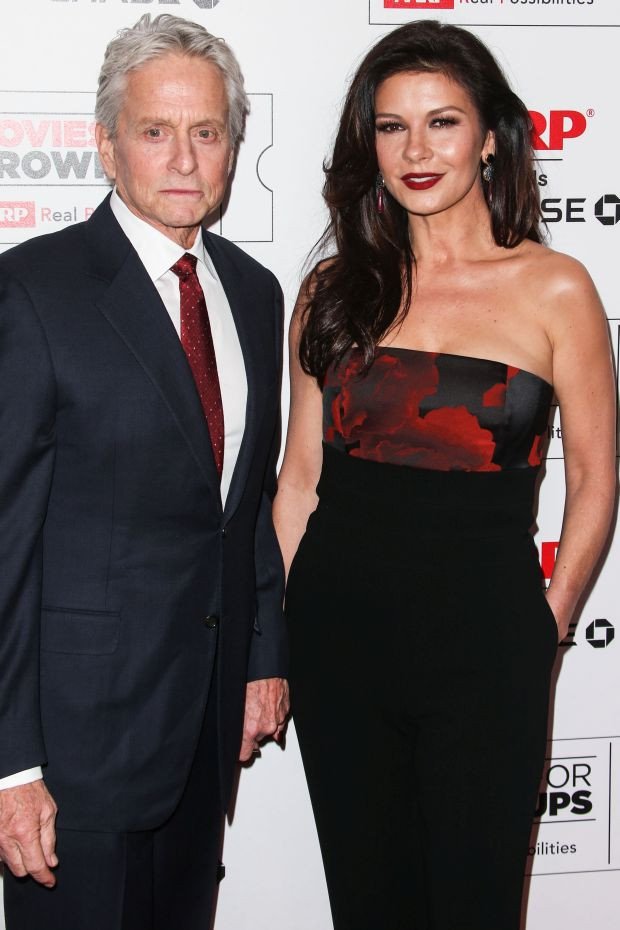 Μάικλ Ντάγκλας: Στο κόκκινο χαλί παρά τις φήμες ότι έχει τρεις μήνες ζωής [εικόνες]  | iefimerida.gr 1