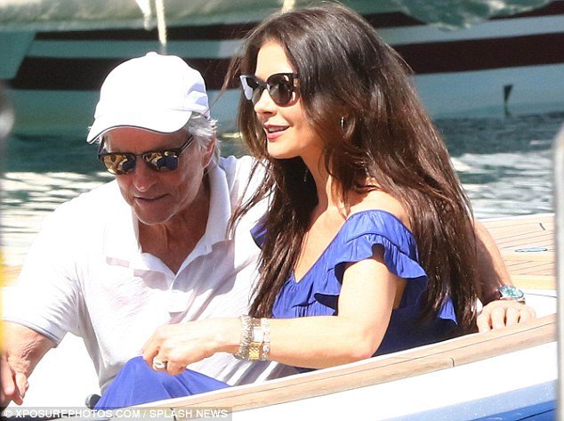 Κάθριν Ζέτα Τζόουνς: Χεράκι-χεράκι με τον Ντάγκλας στο Πορτοφίνο [εικόνες] | iefimerida.gr 1