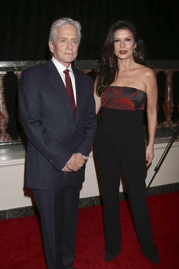 Μάικλ Ντάγκλας: Στο κόκκινο χαλί παρά τις φήμες ότι έχει τρεις μήνες ζωής [εικόνες]  | iefimerida.gr 3