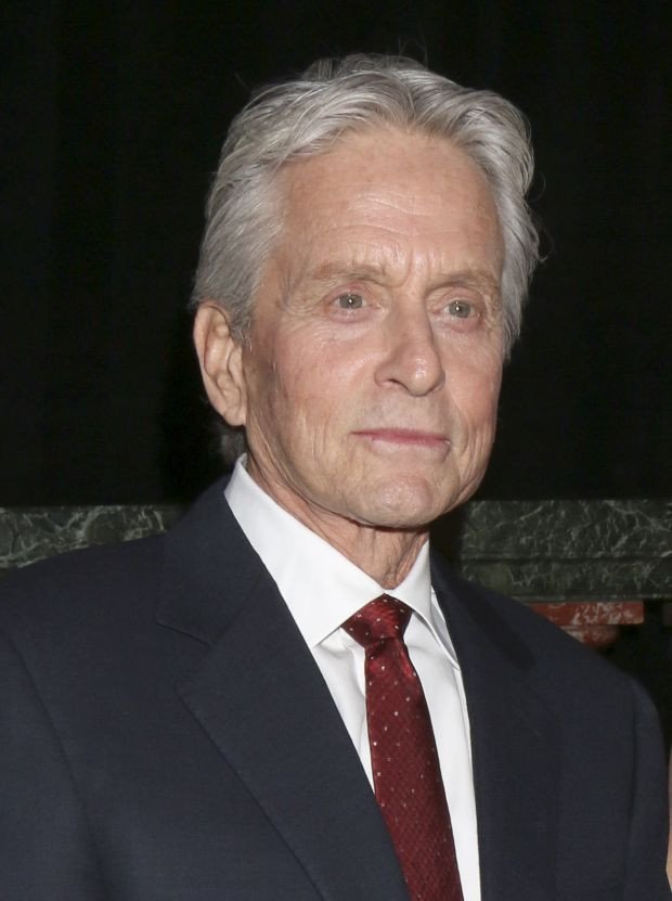 Μάικλ Ντάγκλας: Στο κόκκινο χαλί παρά τις φήμες ότι έχει τρεις μήνες ζωής [εικόνες]  | iefimerida.gr 5