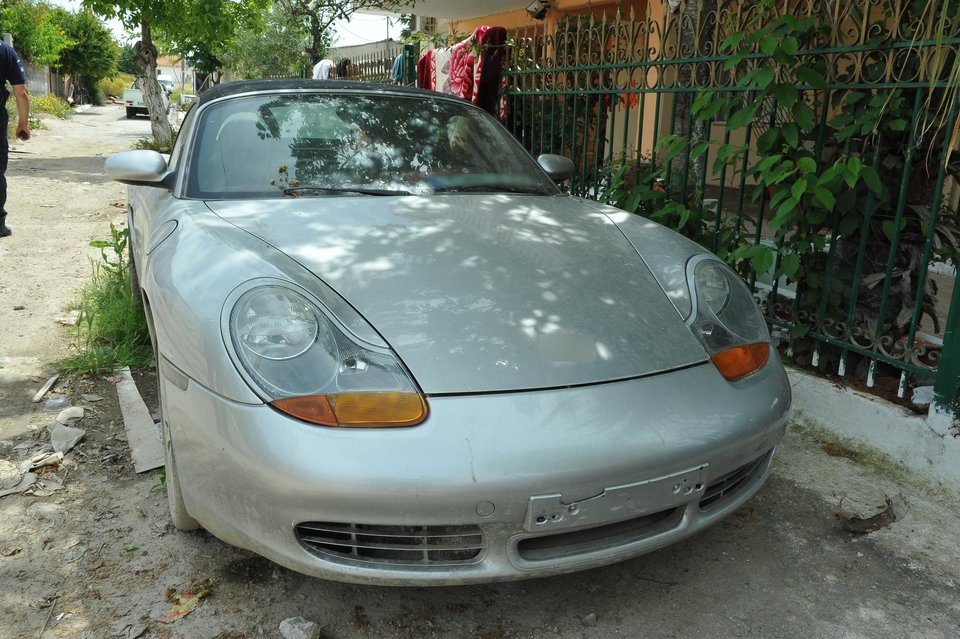 Επιχείρηση της ΕΛ.ΑΣ. στο Ζεφύρι: Βρέθηκαν όπλα και πλήθος κλοπιμαίων [εικόνες&βίντεο] | iefimerida.gr 0