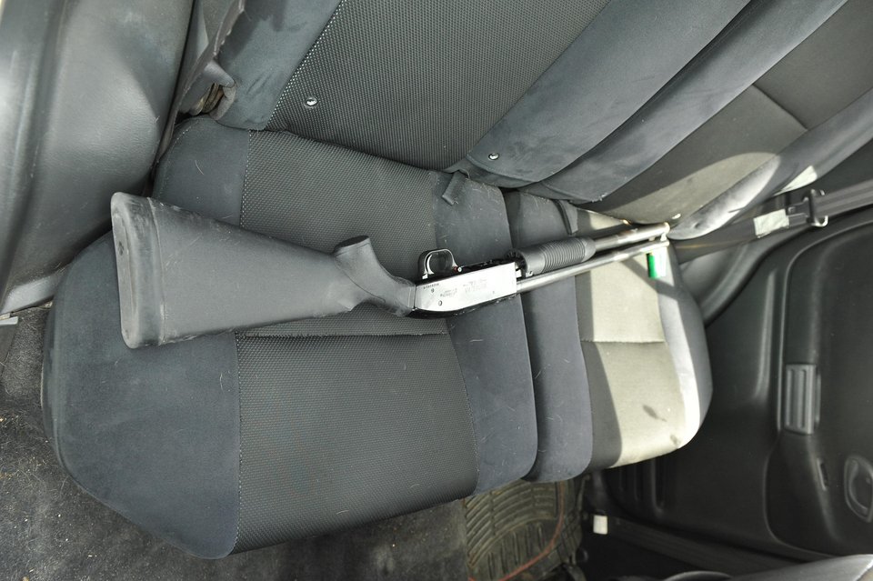 Επιχείρηση της ΕΛ.ΑΣ. στο Ζεφύρι: Βρέθηκαν όπλα και πλήθος κλοπιμαίων [εικόνες&βίντεο] | iefimerida.gr 1