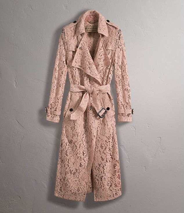 Η αφεντικίνα της Apple στην παρουσίαση του iPhone X με ροζ Burberry καπαρντίνα- Ξεπούλησε κατευθείαν [εικόνες] | iefimerida.gr 3