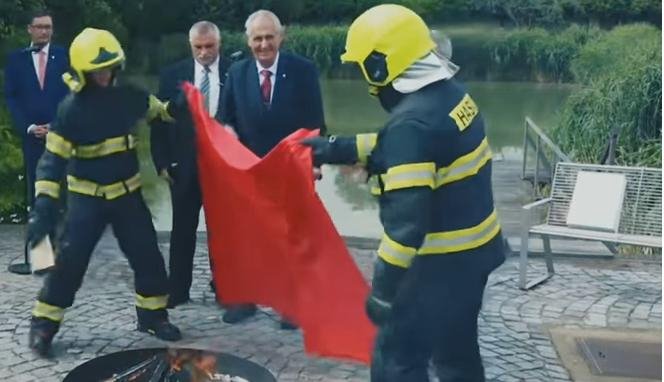 O Τσέχος πρόεδρος έκαψε ένα τεράστιο εσώρουχο για να χλευάσει τους δημοσιογράφους [βίντεο]  | iefimerida.gr 0