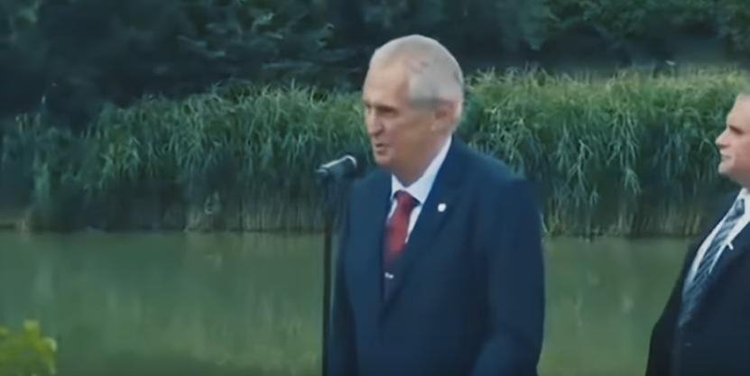 O Τσέχος πρόεδρος έκαψε ένα τεράστιο εσώρουχο για να χλευάσει τους δημοσιογράφους [βίντεο]  | iefimerida.gr 1