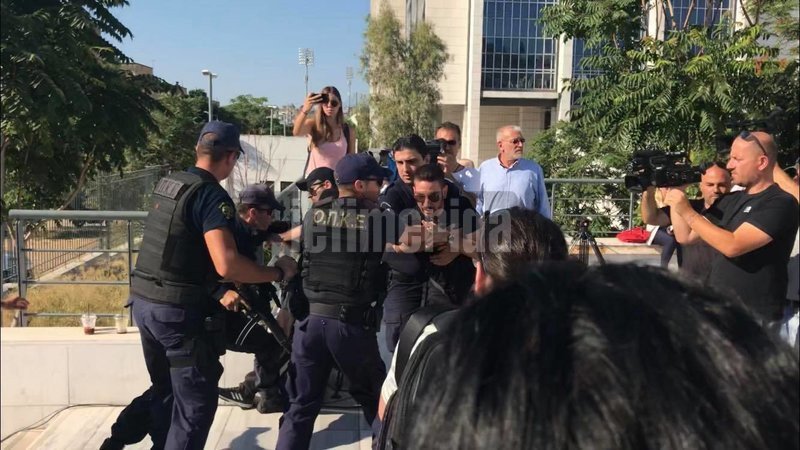 Με φωνές και κατάρες υποδέχθηκαν τον κατηγορούμενο η μητέρα και ο πατέρας της Δώρας- φωτογραφία iefimerida