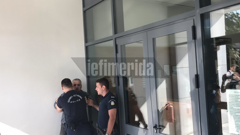 Μετα βίας συγκατούσαν οι αστυνομικοί τον πατέρα της Δώρας- φωτογραφία iefimerida