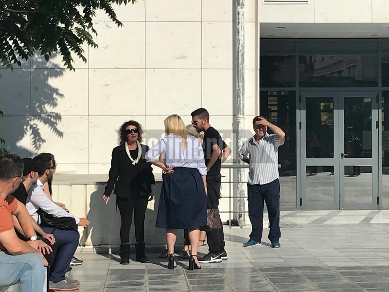 Η μητέρα της Δώρας έξω απο το δικαστήριο- φωτογραφία iefimerida
