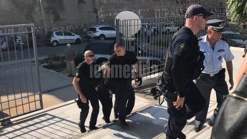 Ο κατηγορούμενος για την δολοφονία της Δώρας Ζέμπερη προσέρχεται στο δικαστήριο- φωτογραφία iefimerida