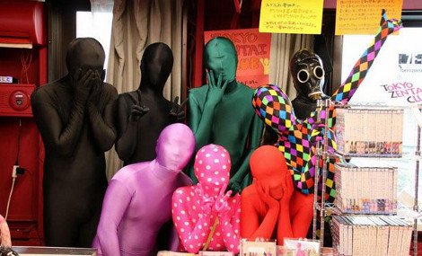 Το περίεργο χόμπι των νεαρών Ιαπώνων: Φορούν ολόσωμες ελαστικές στολές που καλύπτουν μάτια και στόμα και βγαίνουν για ποτό [εικόνες] | iefimerida.gr 0