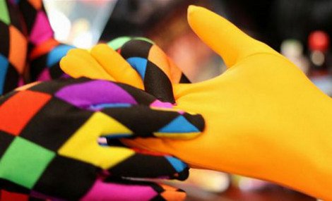 Το περίεργο χόμπι των νεαρών Ιαπώνων: Φορούν ολόσωμες ελαστικές στολές που καλύπτουν μάτια και στόμα και βγαίνουν για ποτό [εικόνες] | iefimerida.gr 1