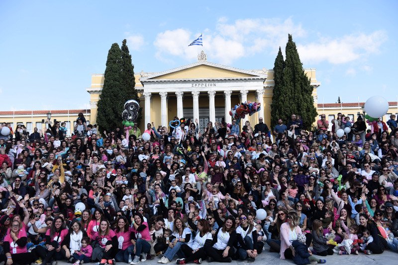 Πάνω από 1.000 μαμάδες θήλασαν τα παιδιά τους στο Ζάππειο [εικόνες] | iefimerida.gr 0