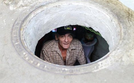 Απίστευτο - Ζευγάρι έχει μετατρέψει υπόνομο σε σπίτι και ζει σε αυτό επί 22 χρόνια [εικόνες] | iefimerida.gr 0