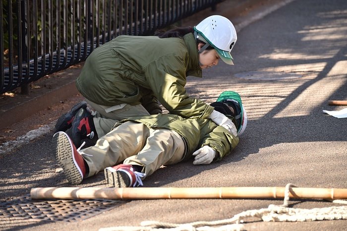 Ζέβρα το έσκασε από το κλουβί της σε ζωολογικό κήπο -Μόνο που ήταν... άνθρωπος [εικόνες] | iefimerida.gr 2