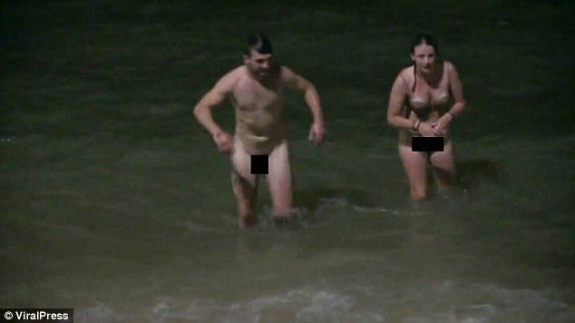 Η αστυνομία της Ταϊλάνδης έπιασε στα πράσα ζευγάρι που έκανε σεξ στη θάλασσα [βίντεο] | iefimerida.gr 0