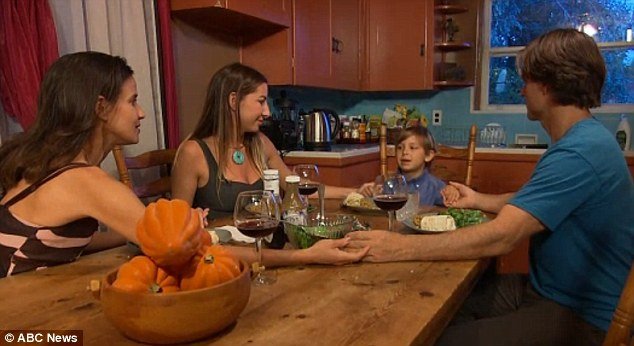 Η επιστροφή των παλλακίδων –Aντρας ζει στο ίδιο σπίτι με τη γυναίκα, τη φιλενάδα και το γιο τους [εικόνες]  | iefimerida.gr 0