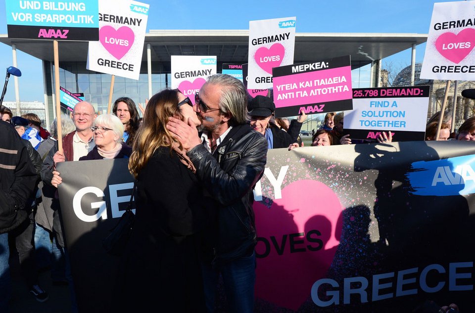 Ενας Ελληνας και μια Γερμανίδα: Το ζευγάρι που φιλήθηκε παθιασμένα μπροστά από την Καγκελαρία για να «δείξει τον δρόμο» σε Μέρκελ και Τσίπρα [εικόνες] | iefimerida.gr 0