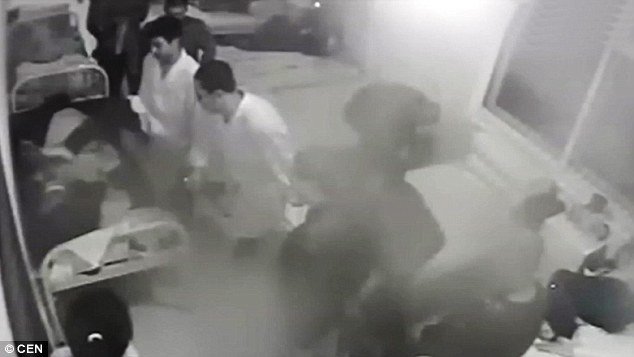 Βίντεο φρίκης: Νοσηλευτές ξυλοκοπούν ασθενή -Τον κλώτσησαν και τον ποδοπάτησαν μέχρι που παρέλυσε [βίντεο] | iefimerida.gr 0