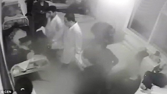 Βίντεο φρίκης: Νοσηλευτές ξυλοκοπούν ασθενή -Τον κλώτσησαν και τον ποδοπάτησαν μέχρι που παρέλυσε [βίντεο] | iefimerida.gr 1