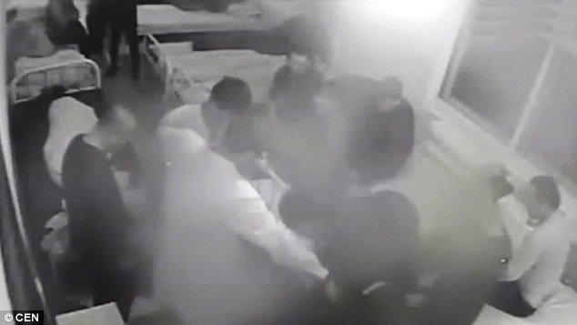 Βίντεο φρίκης: Νοσηλευτές ξυλοκοπούν ασθενή -Τον κλώτσησαν και τον ποδοπάτησαν μέχρι που παρέλυσε [βίντεο] | iefimerida.gr 3