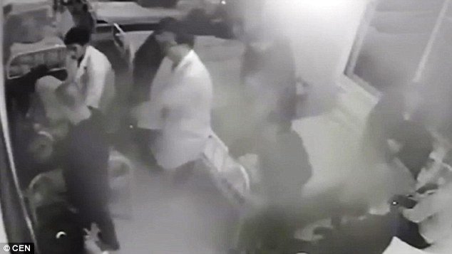 Βίντεο φρίκης: Νοσηλευτές ξυλοκοπούν ασθενή -Τον κλώτσησαν και τον ποδοπάτησαν μέχρι που παρέλυσε [βίντεο] | iefimerida.gr 2