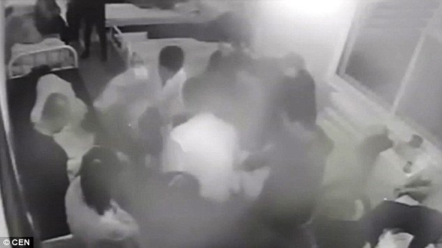 Βίντεο φρίκης: Νοσηλευτές ξυλοκοπούν ασθενή -Τον κλώτσησαν και τον ποδοπάτησαν μέχρι που παρέλυσε [βίντεο] | iefimerida.gr 4