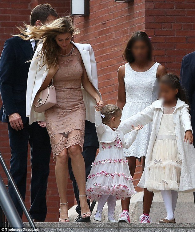 Ζιζέλ: Μουτρωμένη στο γάμο της αδελφής της [εικόνες]  | iefimerida.gr 1