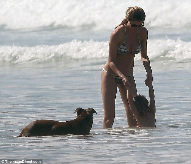 Τα διάσημα κάλλη της Ζιζέλ -Με καυτό μπραζίλιαν μπικίνι στην Κόστα Ρίκα [εικόνες]  | iefimerida.gr 1