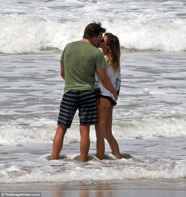 Ρομάντζο και καυτά φιλιά -Ασυγκράτητοι η Ζιζέλ και ο Τομ Μπράντι [εικόνες]  | iefimerida.gr 1