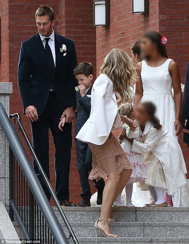 Ζιζέλ: Μουτρωμένη στο γάμο της αδελφής της [εικόνες]  | iefimerida.gr 2