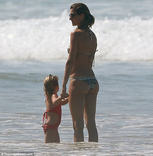 Τα διάσημα κάλλη της Ζιζέλ -Με καυτό μπραζίλιαν μπικίνι στην Κόστα Ρίκα [εικόνες]  | iefimerida.gr 2