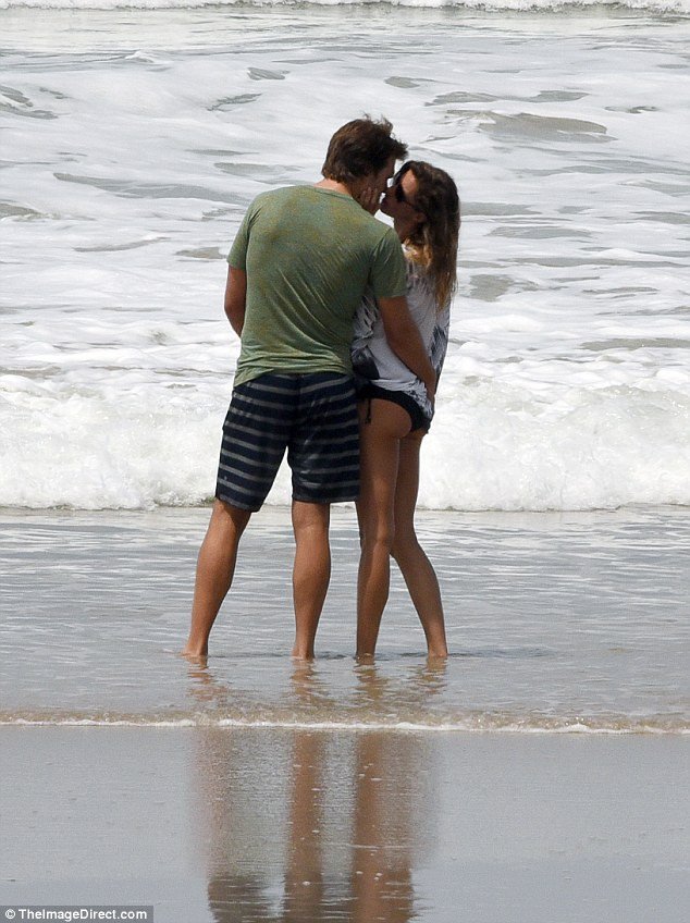 Ρομάντζο και καυτά φιλιά -Ασυγκράτητοι η Ζιζέλ και ο Τομ Μπράντι [εικόνες]  | iefimerida.gr 2