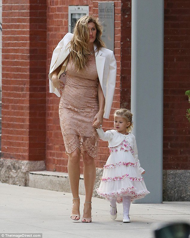 Ζιζέλ: Μουτρωμένη στο γάμο της αδελφής της [εικόνες]  | iefimerida.gr 3